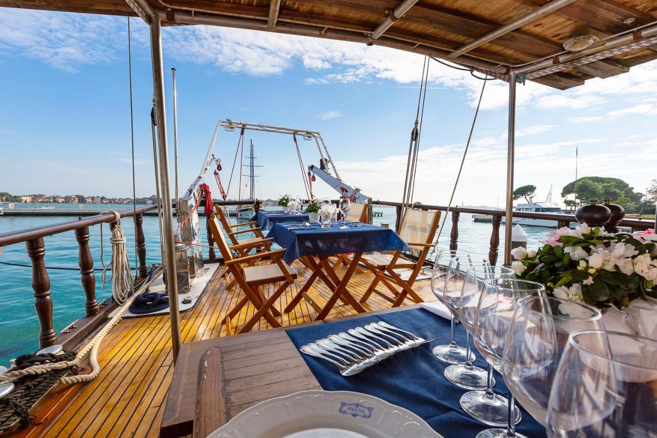 Hotel en barco Akos *